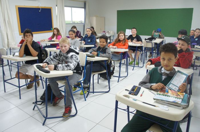 Escola proíbe alunos de entrarem celular Jornal Joca