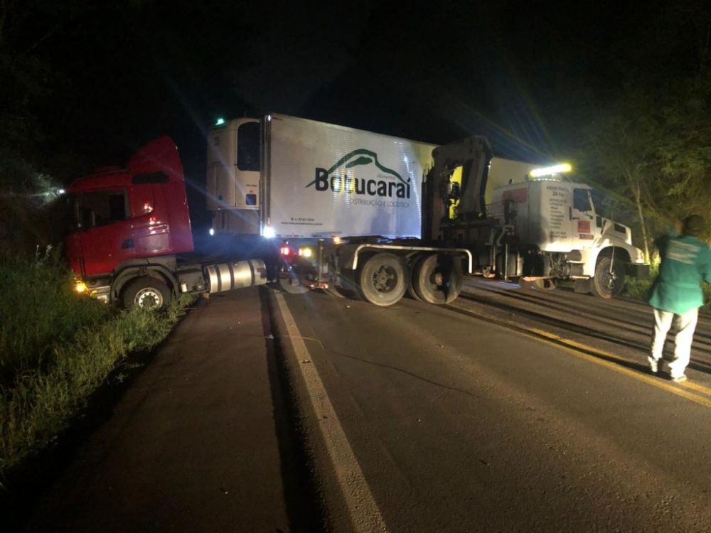 PASSO FUNDO Carreta fica atravessada e tranca trânsito na ERS 153