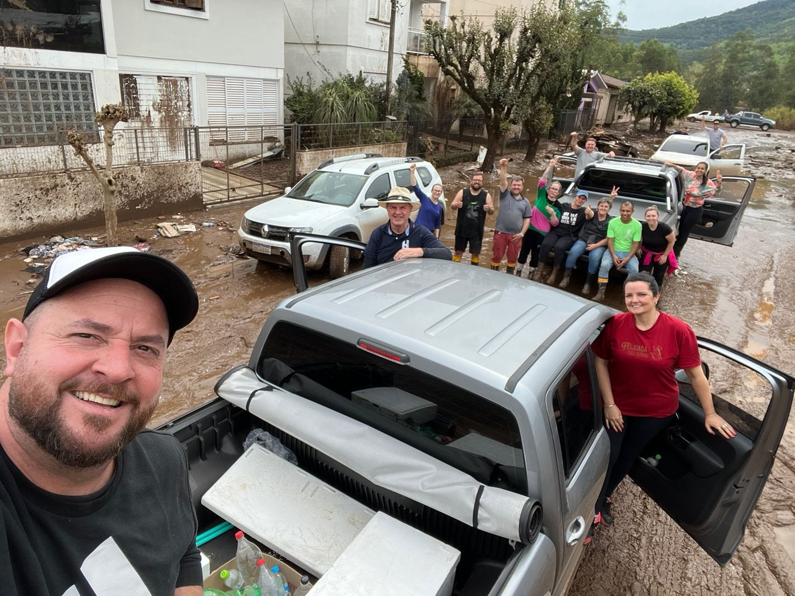 Voluntários de Tapera que estão no Vale do Taquari prestando ajuda aos desabrigados das